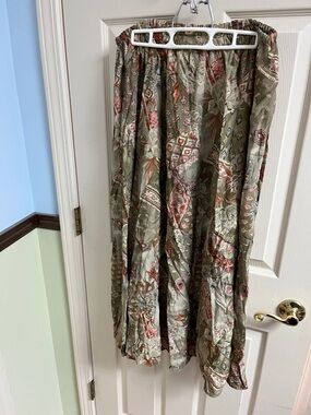 Maxi skirt, no tags but fits like L, good preowned condition